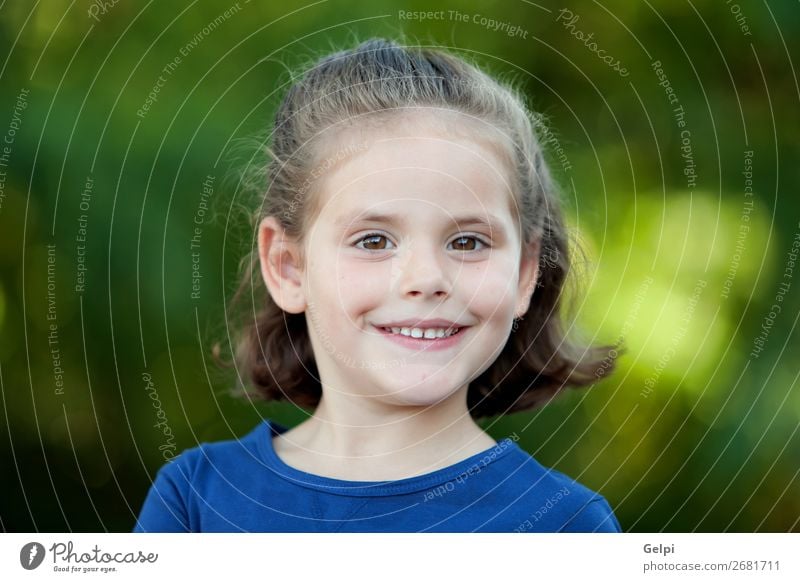 Süßes kleines Mädchen auf dem Park Lifestyle Freude Glück schön Gesicht Sommer Kind Mensch Frau Erwachsene Kindheit Natur Pflanze Blume blond Lächeln