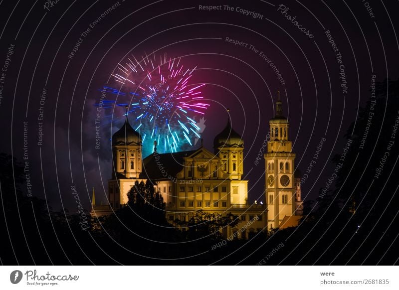 fireworks over the illuminated Augsburg Town Hall elegant Veranstaltung Kunst Stadt Altstadt Rathaus außergewöhnlich glänzend Reichtum Feuerwerk Celebration