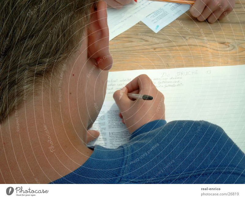 schreibender Junge Brief Schreibstift Blatt Kugelschreiber Mann