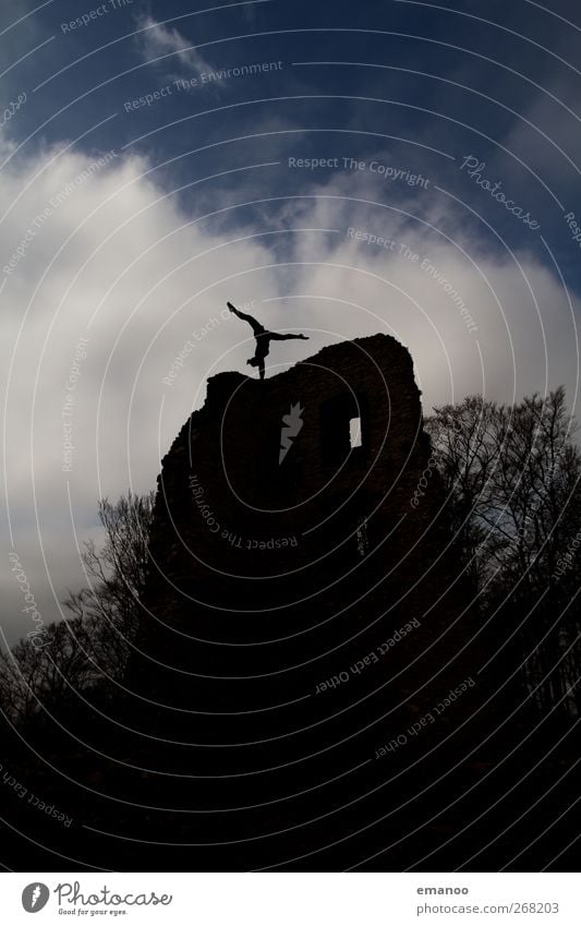 Turmherrin Freiheit Mensch Frau Erwachsene Jugendliche 1 Himmel Wetter Burg oder Schloss Ruine Denkmal stehen dunkel hoch schwarz Handstand Gleichgewicht