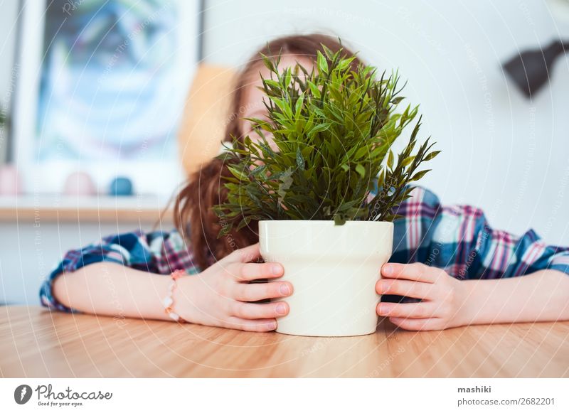 Kind Mädchen versteckt sich hinter der Zimmerpflanze im Topf. Lifestyle exotisch schön Gartenarbeit Pflanze Blume Orchidee Blatt Wachstum klein rosa rein Aktion