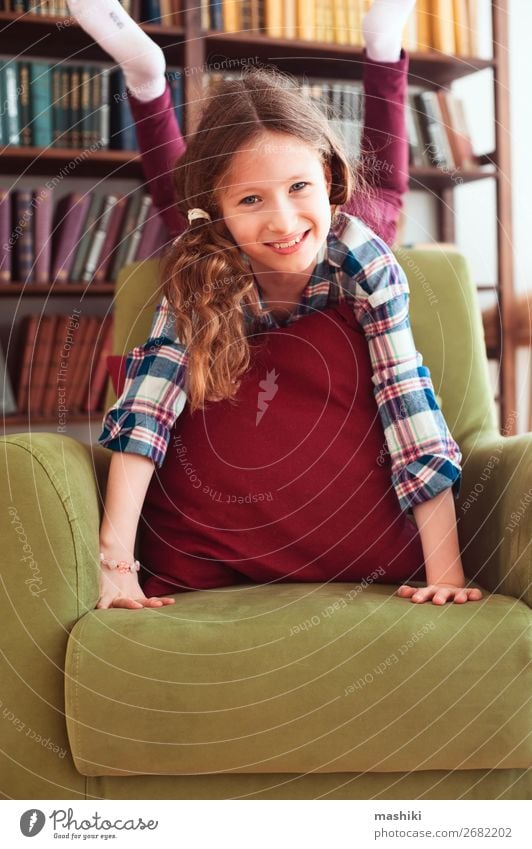 unartig lustig lustig glücklich Kind Mädchen spielt zu Hause Freude Gesicht lesen Schule Eltern Erwachsene Kindheit Buch Bibliothek lachen schreien klein Wut