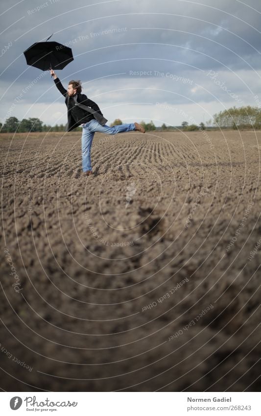 Der Wind trägt mich Zufriedenheit maskulin Junger Mann Jugendliche 1 Mensch 18-30 Jahre Erwachsene Erde Himmel Feld Regenschirm fliegen ästhetisch Freude Glück