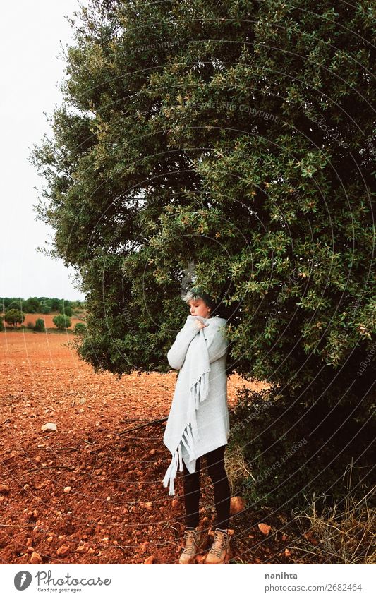 Frau allein in der Natur an einem kalten Herbsttag Lifestyle Stil schön Wellness Leben Sinnesorgane ruhig Ferien & Urlaub & Reisen Abenteuer Freiheit Winter