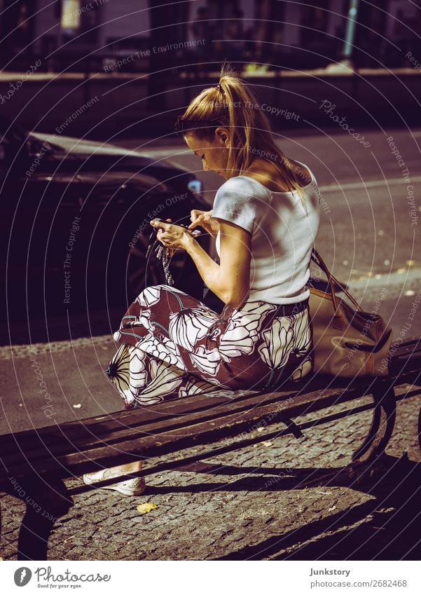 Sitting in the sun Stil Mensch feminin Frau Erwachsene 1 30-45 Jahre Berlin-Mitte T-Shirt Rock blond lesen schreiben sitzen Stadt Zufriedenheit elegant Erholung