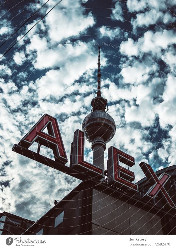 Der Himmer über Ost-Berlin Ferien & Urlaub & Reisen Tourismus Sightseeing Städtereise Sonne Telekommunikation Architektur Himmel Wolken Sonnenlicht Sommer