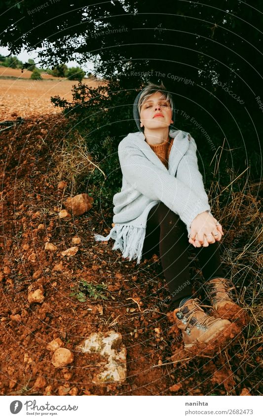 Mittelalterliche Frau allein in der Natur an einem kalten Herbsttag Lifestyle Stil schön Haare & Frisuren Wellness Leben Sinnesorgane ruhig