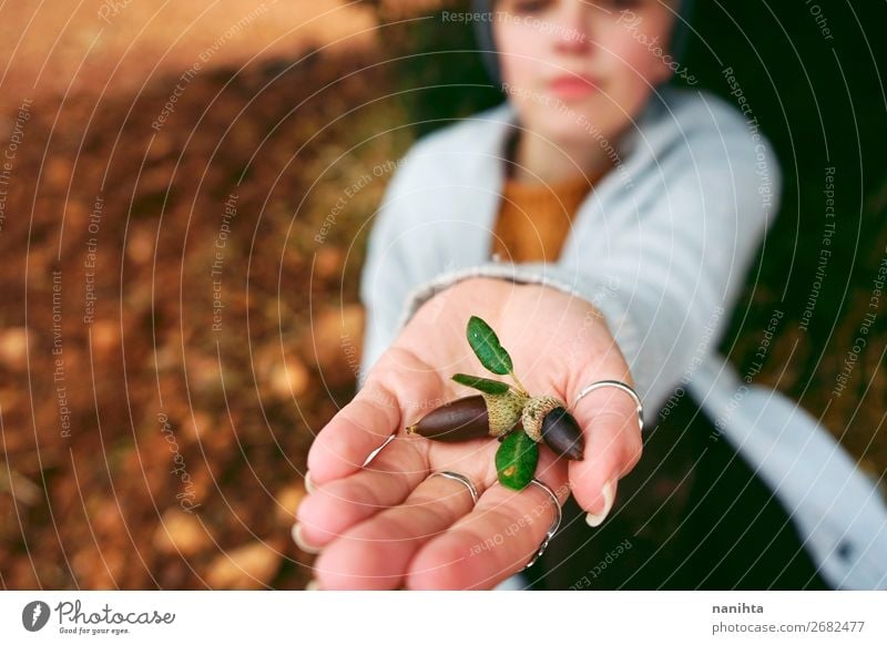 Mittelalterliche Frau allein in der Natur an einem kalten Herbsttag Lifestyle Stil schön Wellness Leben Sinnesorgane ruhig Ferien & Urlaub & Reisen Abenteuer