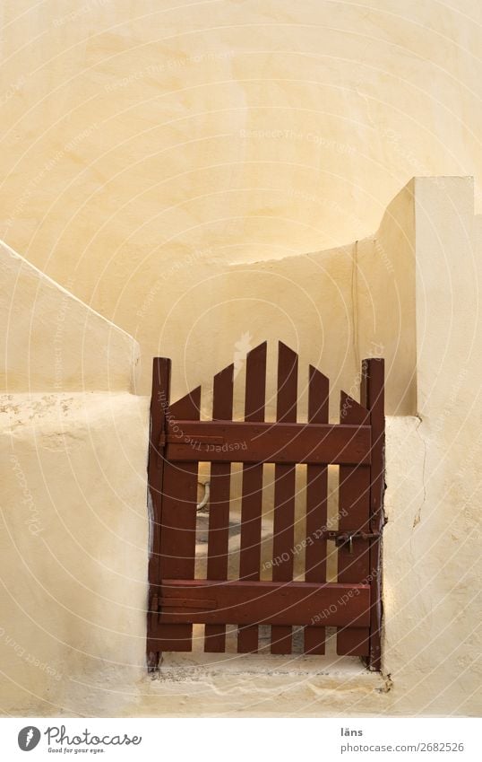 Eingang Häusliches Leben Haus Mauer Wand Treppe Fassade Tür einfach braun Beginn Ordnung Sicherheit Santorin Tor Farbfoto Außenaufnahme Menschenleer