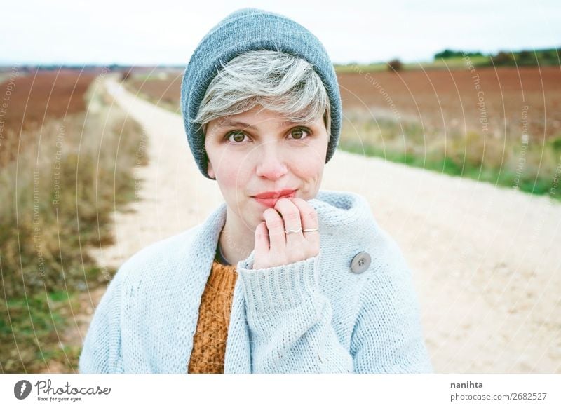 Frau mit kurzem und grauem Haar allein auf einem Weg. Lifestyle Stil Haare & Frisuren Haut Gesicht Wellness Leben Wohlgefühl Abenteuer Ferne Winter Mensch