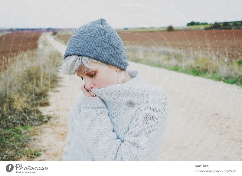 Frau mit kurzen und grauen Haaren auf einem Weg Lifestyle Stil Haare & Frisuren Haut Gesicht Sinnesorgane Erholung ruhig Abenteuer Ferne Winter Mensch feminin