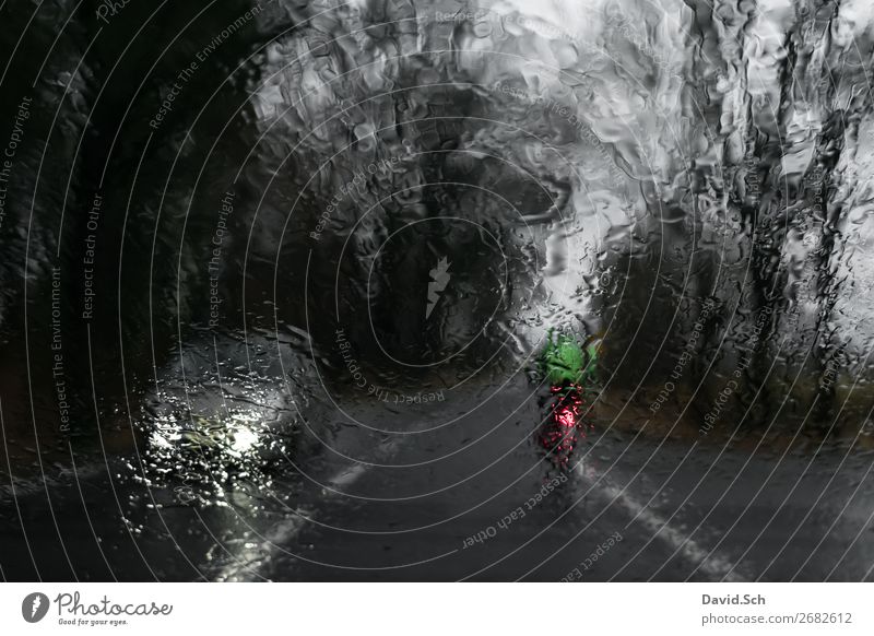 Fahrradfahrer fährt vor einem Auto bei Regen Mensch 1 schlechtes Wetter Verkehr Verkehrsmittel Verkehrswege Straßenverkehr Autofahren Fahrradfahren