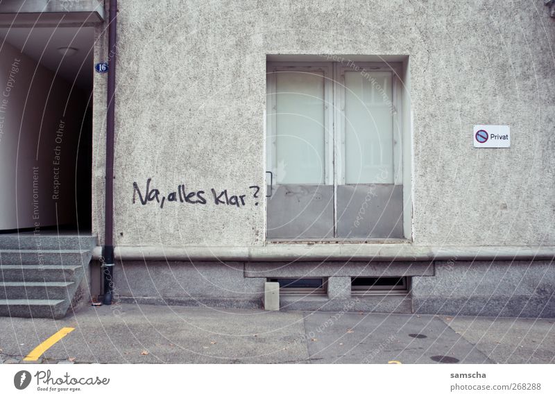 Na, alles klar? Haus Subkultur Kleinstadt Stadt Stadtzentrum Mauer Wand Treppe Fassade Schilder & Markierungen Graffiti dreckig hässlich grau wie gehts