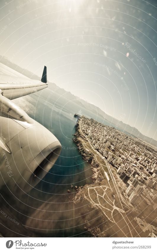 Landeanflug Landschaft Luft Wasser Himmel Sonne Sonnenlicht Schönes Wetter Stadt Hafenstadt Stadtrand Verkehrsmittel Luftverkehr Flugzeug Passagierflugzeug