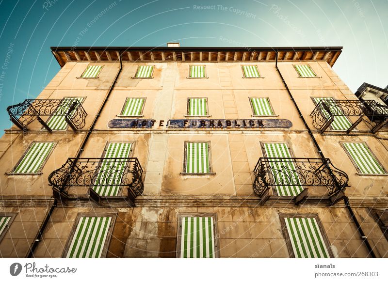 bodenlose Haus Ruine Gebäude Architektur Mauer Wand Fassade Balkon Fenster Dach Dachrinne alt Nostalgie Tourismus Menschenleer Hotel gestreift Furkapass