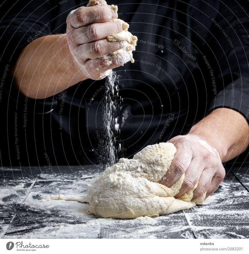 Männerhände kneten Weizenweißmehl Hefeteig Teigwaren Backwaren Brot Tisch Küche Koch Frau Erwachsene Mann Hand 30-45 Jahre Holz machen frisch Mehl Kneten