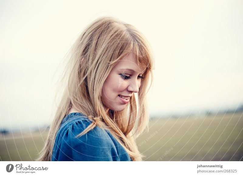 easy 2 Freude Glück feminin Junge Frau Jugendliche Leben 1 Mensch 18-30 Jahre Erwachsene Natur Landschaft beobachten gehen authentisch blau rot Zufriedenheit