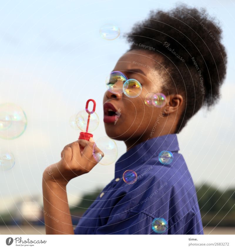 seriousbubbles feminin Frau Erwachsene 1 Mensch Himmel Horizont Schönes Wetter Hemd schwarzhaarig langhaarig Afro-Look Seifenblase beobachten festhalten