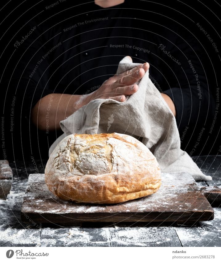 gebackenes Rundbrot Brot Ernährung Tisch Küche Koch Hand Finger Holz Essen machen dunkel frisch braun schwarz weiß Tradition Bäckerei Holzplatte