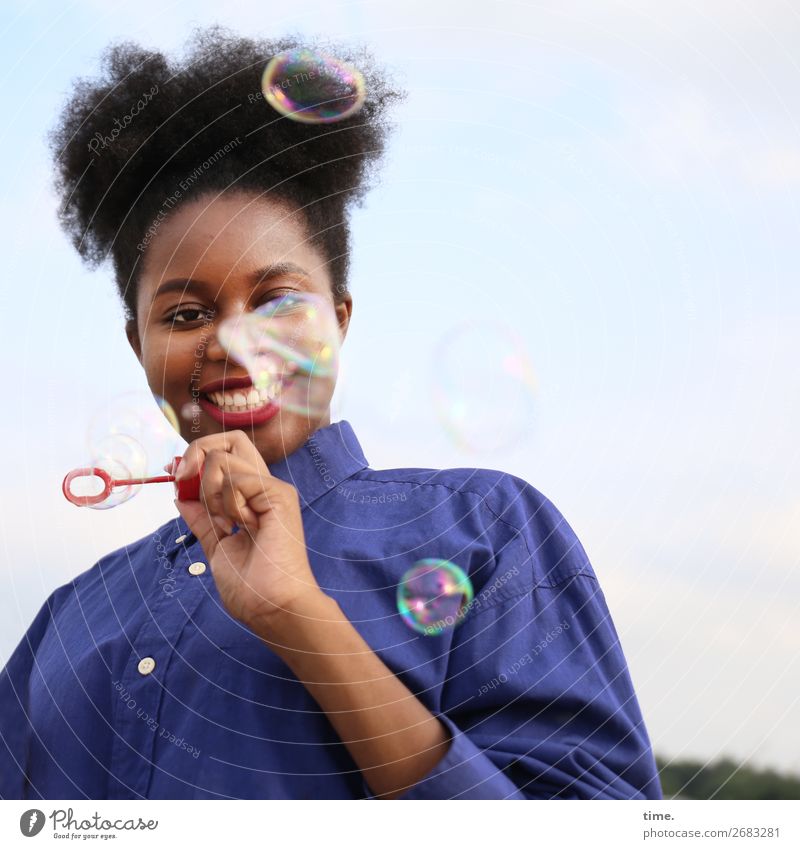 funbubbles feminin Frau Erwachsene 1 Mensch Himmel Schönes Wetter Hemd Haare & Frisuren schwarzhaarig langhaarig Locken Afro-Look Seifenblase beobachten