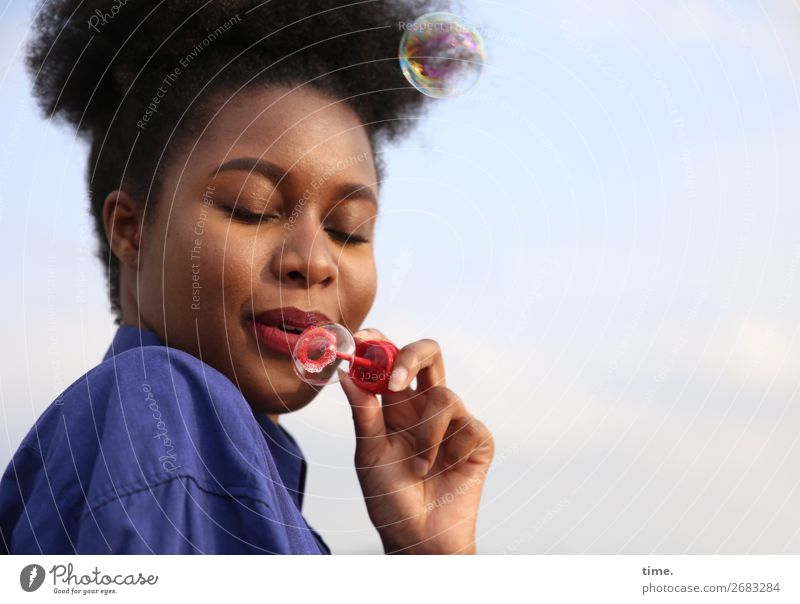 dreambubbles feminin Frau Erwachsene 1 Mensch Himmel Schönes Wetter Hemd Haare & Frisuren schwarzhaarig langhaarig Afro-Look Seifenblase Erholung festhalten