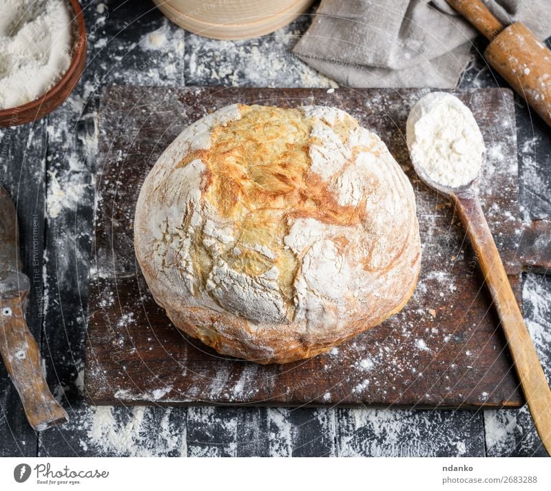 gebackenes Brot, weißes Weizenmehl Schalen & Schüsseln Löffel Tisch Küche Sieb Holz machen dunkel frisch oben braun schwarz Tradition Bäckerei Holzplatte