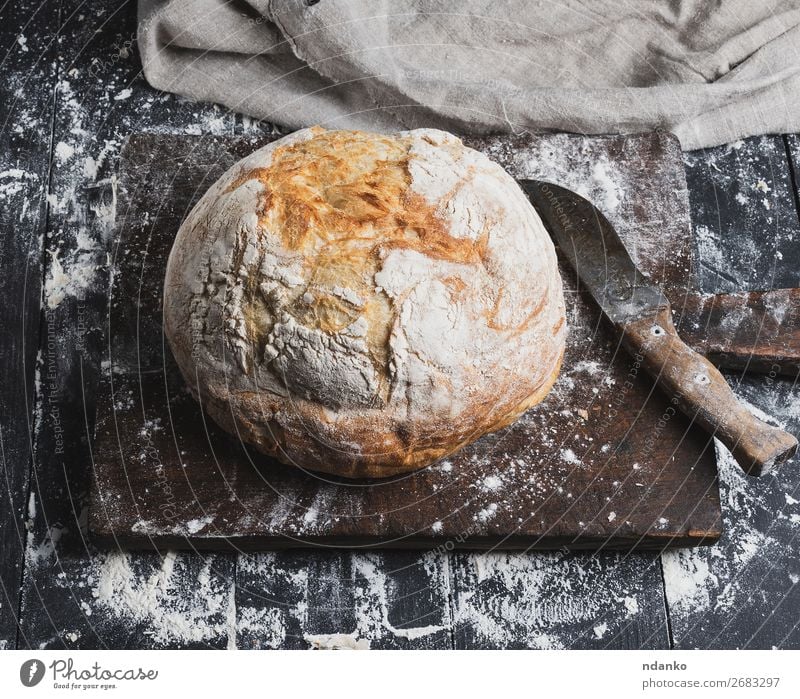 Vollständig gebackenes weißes Weizenbrot Brot Messer Tisch Küche Holz Essen machen dunkel frisch braun schwarz Tradition Brotlaib ganz Bäckerei Holzplatte