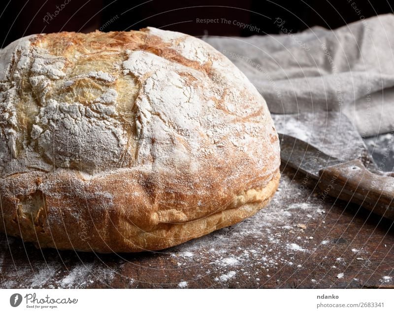 gebackenes weißes Weizenbrot Brot Tisch Küche Holz machen dunkel frisch braun schwarz Tradition Bäckerei Holzplatte Essen zubereiten Schneidebrett Mehl