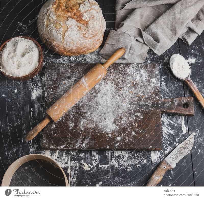 gebackenes Brot, Weizenweißmehl, Holzwalze Schalen & Schüsseln Löffel Tisch Küche Sieb Essen machen dunkel frisch oben braun Mehl Top Bäckerei Aussicht