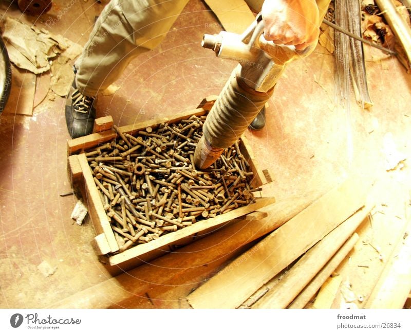 Schrauben für alle Bohrmaschine Kiste Hand Staub staubig Holz Handwerk Rost alt verwittertm kraftvoll Holzbrett