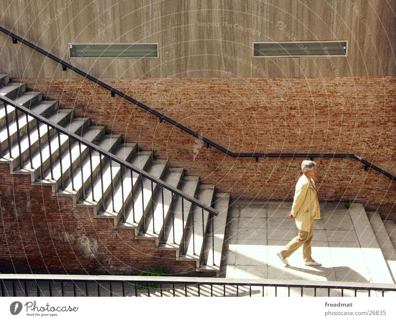 Treppenlauf Mauer Frau Beton Geländer Schatten alt Schönes Wetter Berlin