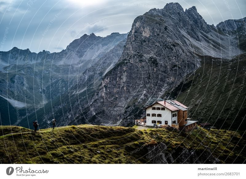 Wanderer erreichen die Steinseehütte Ferien & Urlaub & Reisen Ausflug Abenteuer Berge u. Gebirge wandern Klettern Bergsteigen 2 Mensch Natur Landschaft Wolken