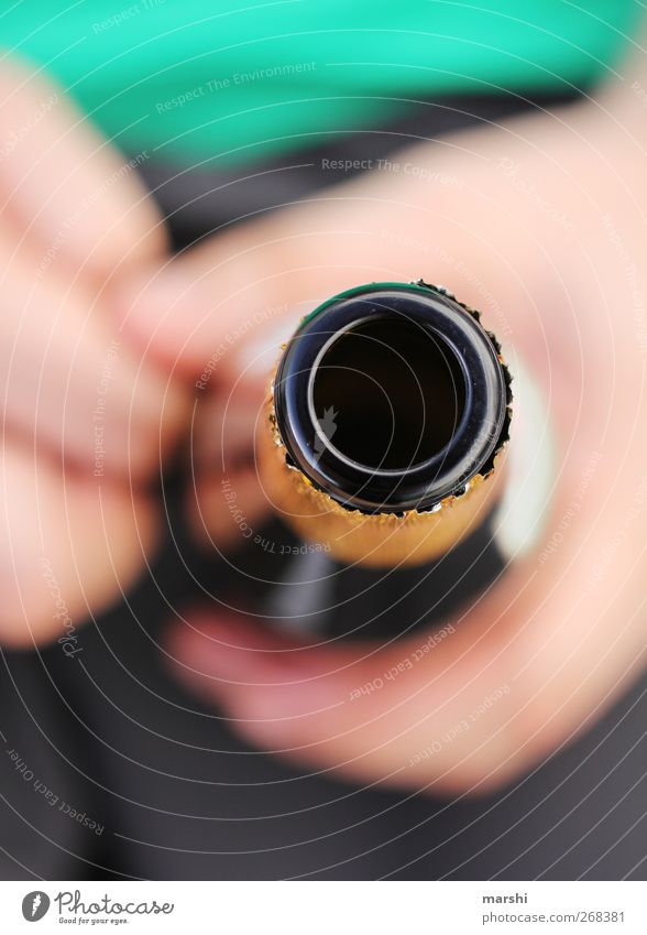 verdientes Bier Lebensmittel Getränk trinken Erfrischungsgetränk Alkohol Flasche Mensch maskulin Hand braun grün Farbfoto Außenaufnahme Nahaufnahme