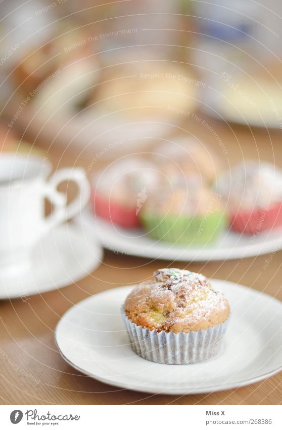 bei Oma Lebensmittel Kuchen Dessert Ernährung Frühstück Kaffeetrinken Getränk Heißgetränk Geschirr Teller Tasse klein lecker süß Kaffeetisch Muffin