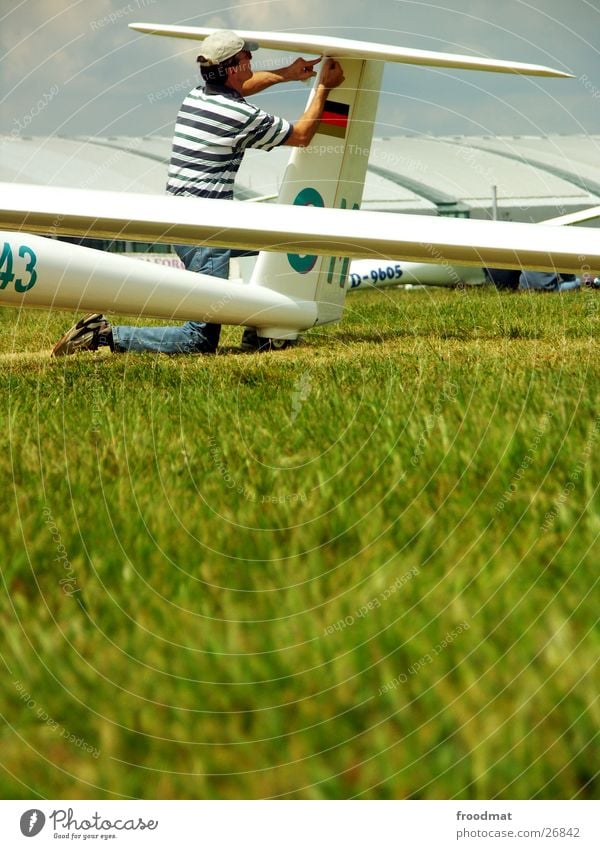 Technische Wartung Segelfliegen Flugzeug Karlsruhe Wiese Gras Knie Vorbereitung Basteln Arbeit & Erwerbstätigkeit Reparatur Sommer Techniker Pilot