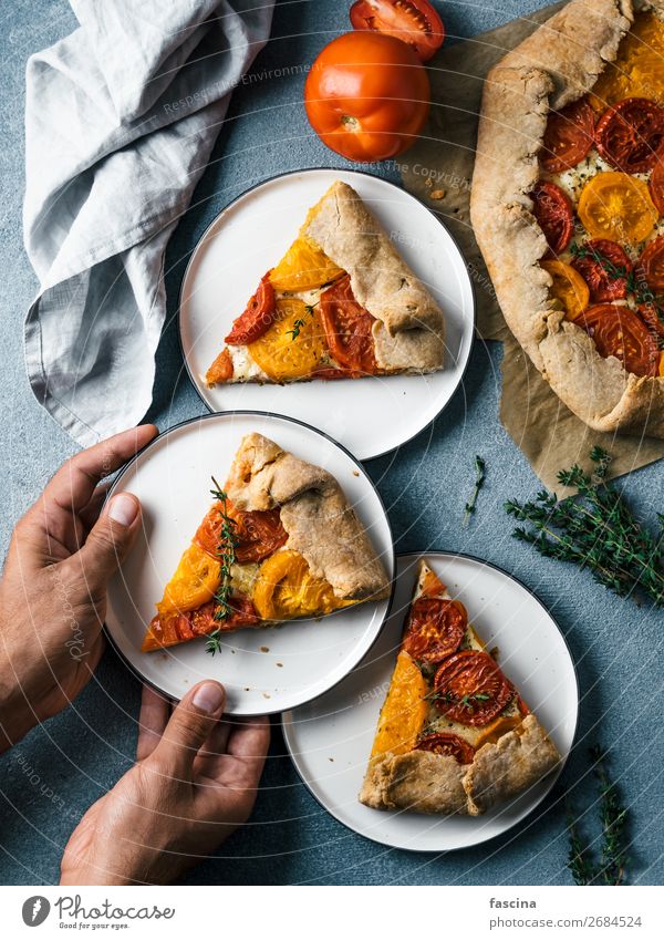 Tomaten und Käsekuchen oder Galette Gemüse Essen Frühstück Mittagessen Küche Hand lecker Idee Torte verzehrfertig Pasteten Kuchen Tarte Rezepte Spielfigur