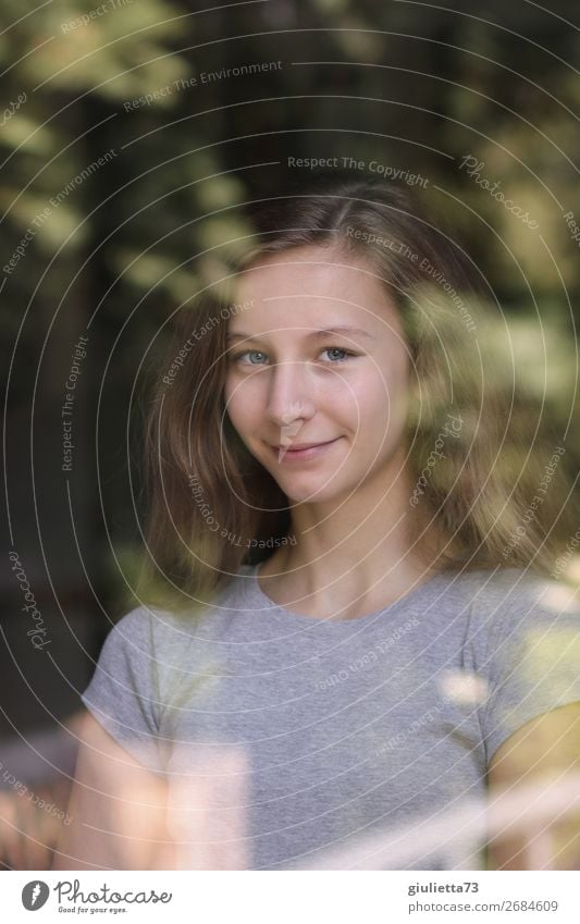 À la maison | Portrait einer jungen Frau am Fenster Mädchen Junge Frau Jugendliche Leben 1 Mensch 13-18 Jahre Schönes Wetter Fensterscheibe T-Shirt langhaarig