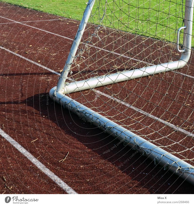 Zicke Zacke Freizeit & Hobby Spielen Sport Fußball Sportstätten Fußballplatz Stadion Rennbahn Gras Tor Netz Farbfoto Außenaufnahme abstrakt Menschenleer