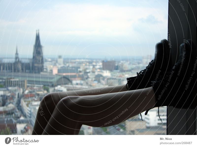 urban life Erholung ruhig Wohnung Raum feminin Haut Beine Umwelt Horizont Stadt Stadtzentrum Skyline Hochhaus Dom Gebäude Architektur Schuhe liegen Erotik