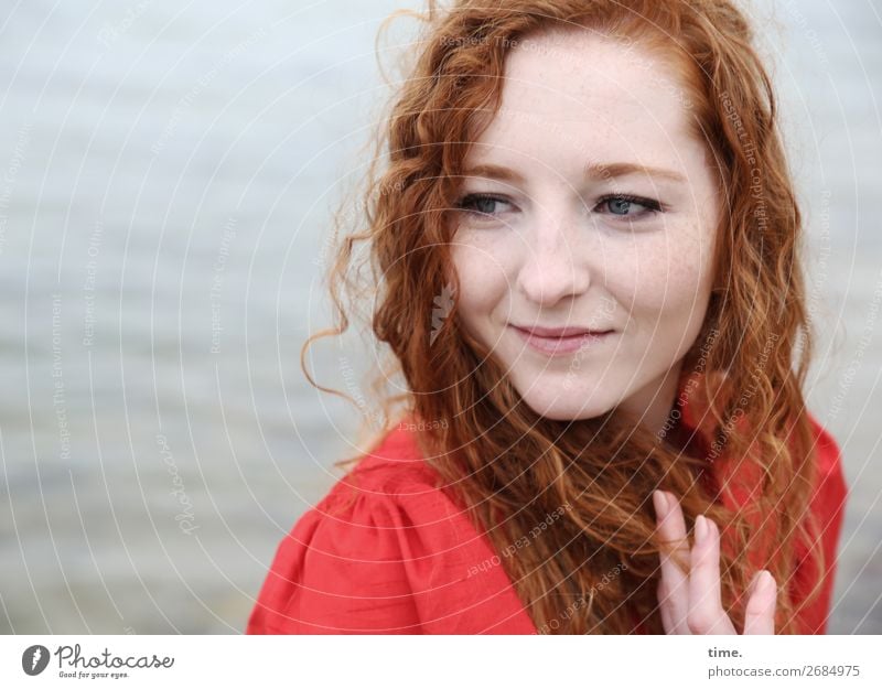 Nina feminin Frau Erwachsene 1 Mensch Wasser Küste Ostsee Kleid rothaarig langhaarig Locken beobachten festhalten Lächeln Blick Freundlichkeit schön