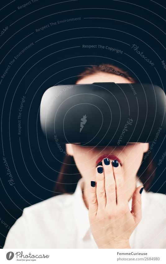 Woman with VR glasses Lifestyle Freizeit & Hobby Technik & Technologie Unterhaltungselektronik Fortschritt Zukunft feminin 1 Mensch 18-30 Jahre Jugendliche