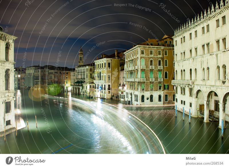 Nachts in Venedig Tourismus Städtereise Italien Europa Altstadt Haus Palast Wasserstraße ästhetisch Gelassenheit Vergänglichkeit Lichtstreifen Farbfoto