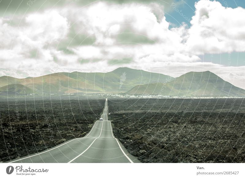 on the road again Landschaft Urelemente Erde Himmel Wolken Hügel Felsen Berge u. Gebirge Vulkan Lanzarote Dorf Straße fahren Lavafeld Farbfoto Gedeckte Farben