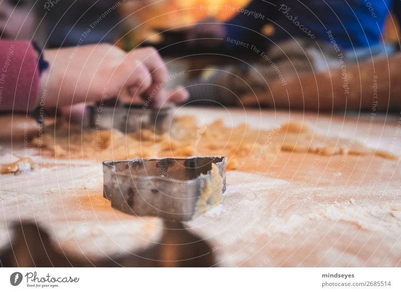 Kinderhände stechen Weihnachtsplätzchen aus Lebensmittel Teigwaren Backwaren Ernährung Weihnachten & Advent Plätzchen ausstechen Plätzchenteig Mehl