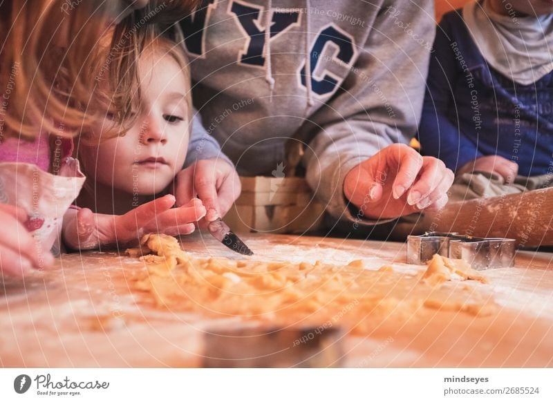 Kinder backen Weihnachsplätzchen Plätzchen Plätzchen ausstechen Plätzchenteig Keks Freude Häusliches Leben Küche Mensch Junge Frau Jugendliche Kindheit 4