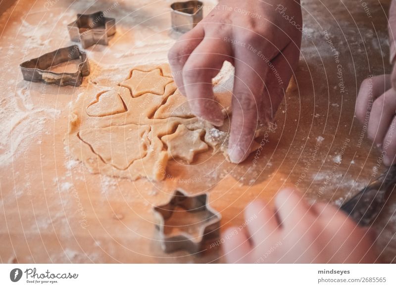 Weihnachtsplätzchen ausstechen Lebensmittel Teigwaren Backwaren Ernährung Weihnachtsgebäck Plätzchen ausstechen Mehl Stern (Symbol) Schneidebrett Küche Mensch