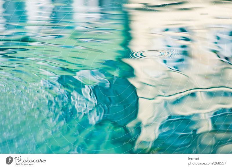 Kreise Wasser Wellen Mauer Wand Fassade nass blau grün Brunnen Verzerrung Wasseroberfläche Farbfoto Gedeckte Farben Außenaufnahme Menschenleer Tag Licht