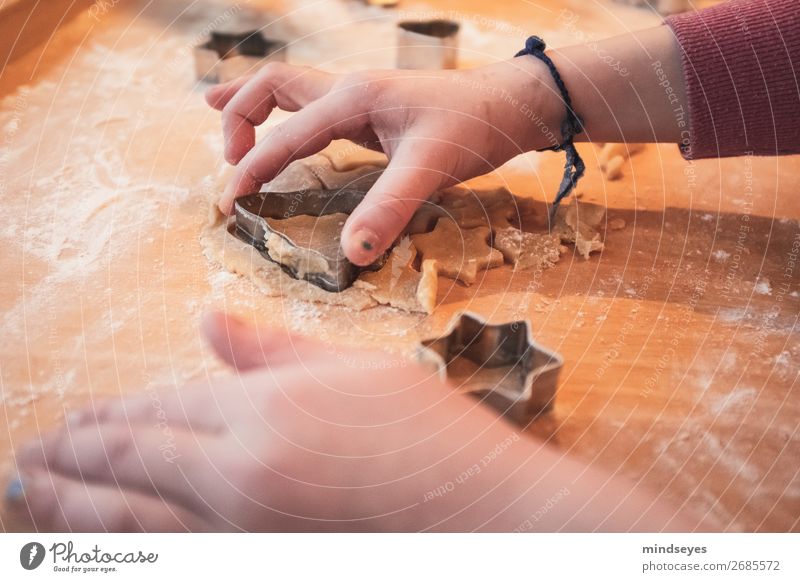 Kinderhände stechen Weihnachtsplätzchen aus Lebensmittel Teigwaren Backwaren Plätzchen ausstechen Plätzchenteig Weihnachten & Advent Weihnachtsgebäck backen