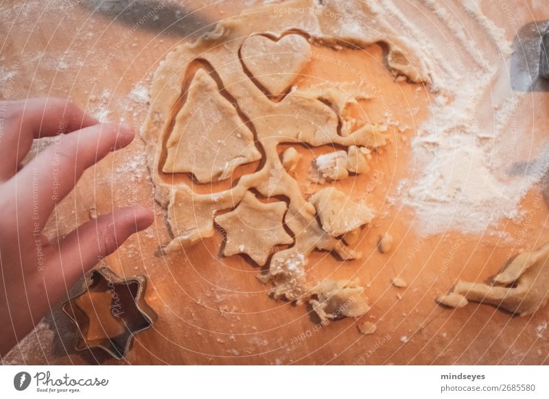 Weihnachtsplätzchen ausstechen Lebensmittel Teigwaren Backwaren Ernährung Plätzchen Plätzchen ausstechen Plätzchenteig Mehl Stern (Symbol) Schneidebrett