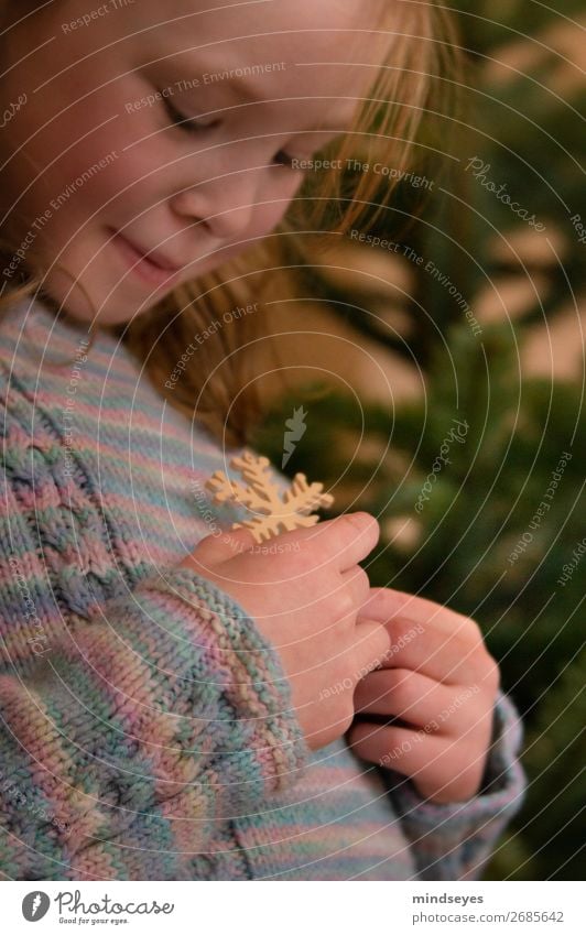 Mädchen schmückt den Weihnachtsbaum Wohnzimmer Kindheit 1 Mensch 3-8 Jahre Wollpullover Strickpullover träumen festlich Vorfreude Weihnachten & Advent